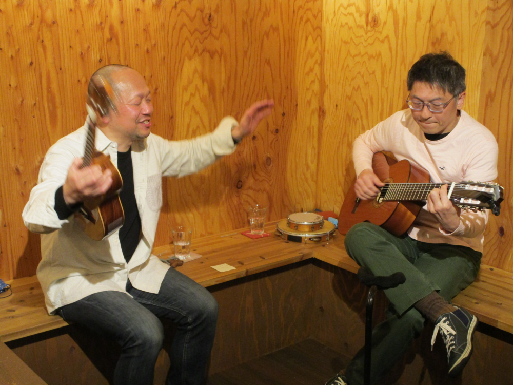 日本語でもノリノリに愉しめる本格“J-サンバ”の生演奏です