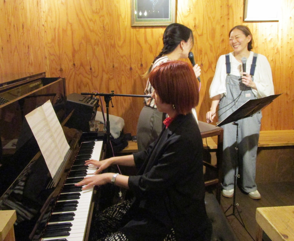 ここちよい雰囲気の中繰り広げられる、ゆったりまったりな生演奏です