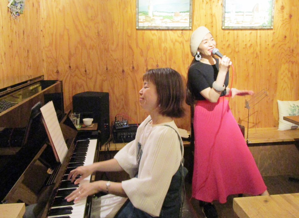 カフェテーブルで大人の会話を愉しむような、歌とピアノの生演奏です
