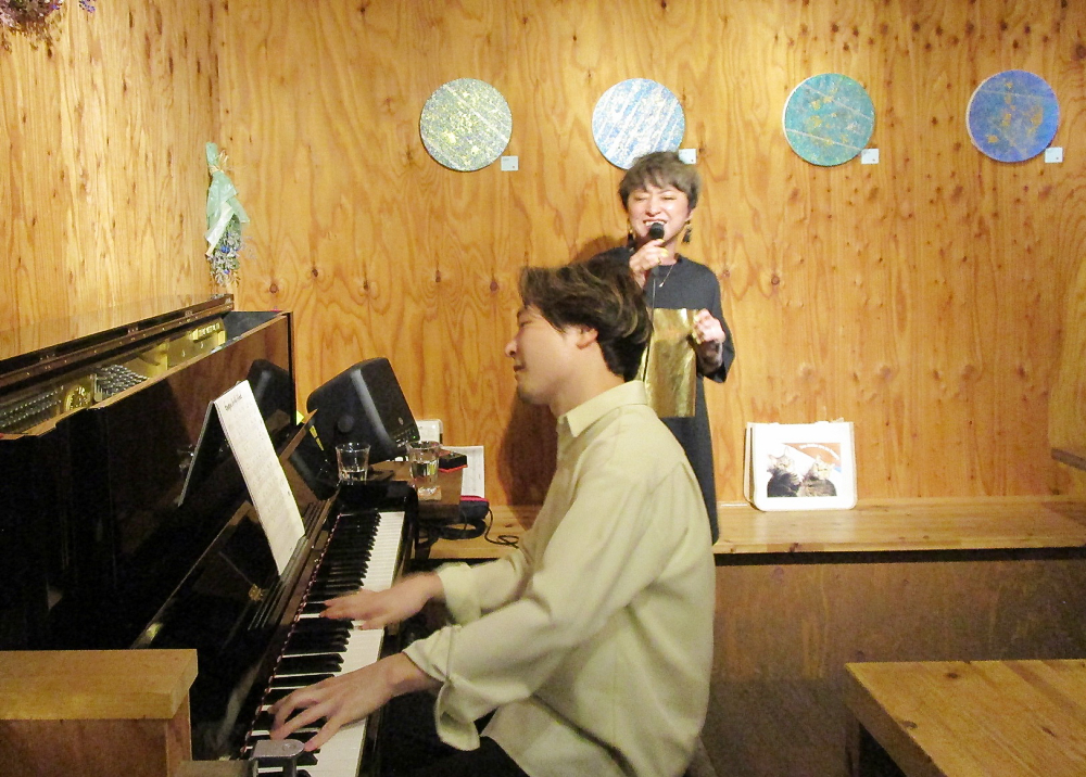 ピアノと歌とで、うつくしいも熱いもBoth Sides愉しませる生演奏です
