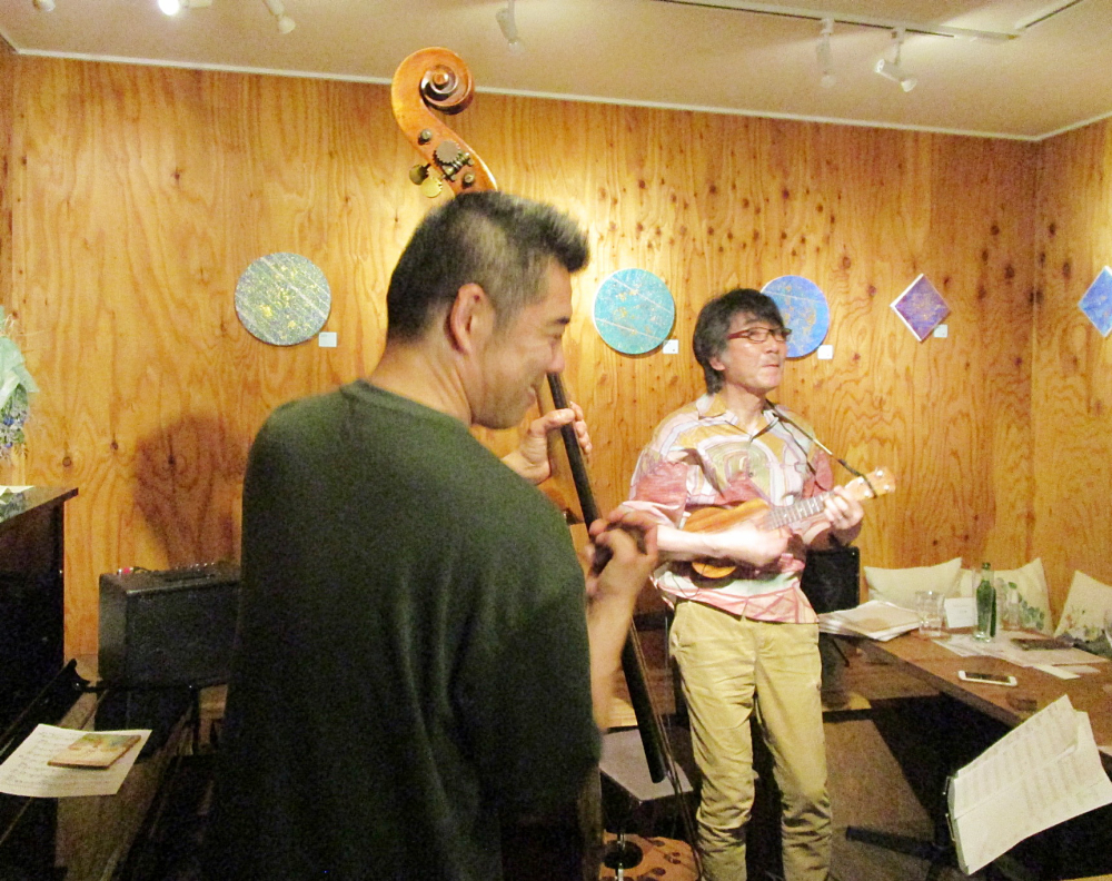 “爪弾き”で奏でる２弦楽器による心地よい生演奏ジャズです