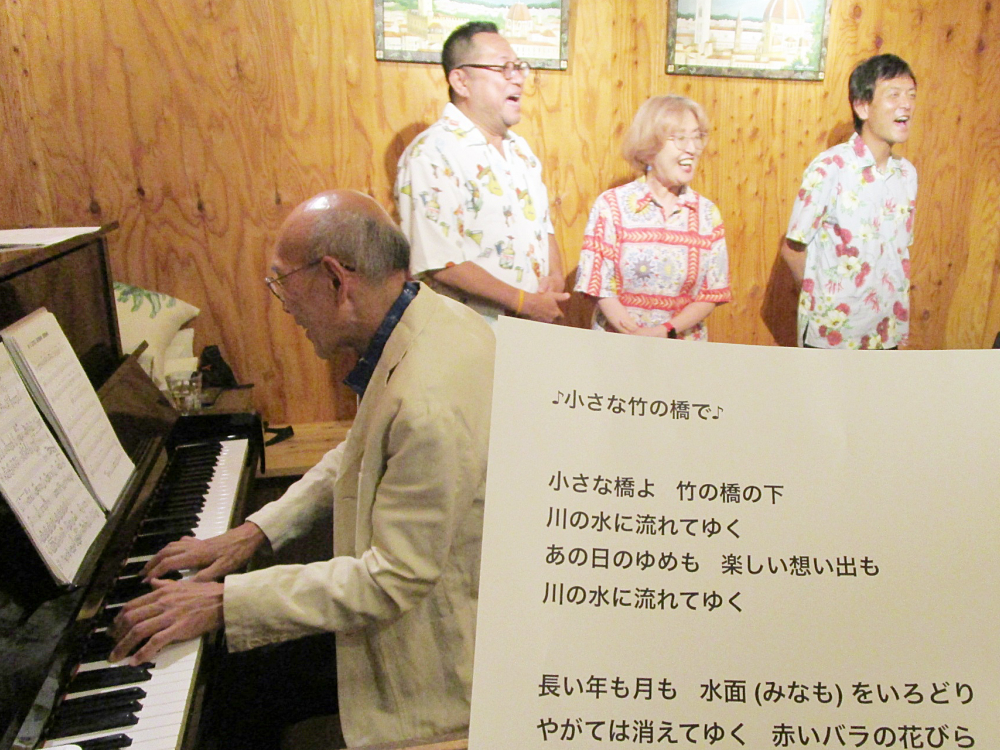 （今回は）男女３声のハーモニーを生声で味わう贅沢な生演奏ジャズです