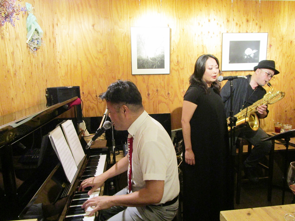 魅力あふれる低音の音色とあふれる“おもてなし”で彩るショータイムな生演奏です