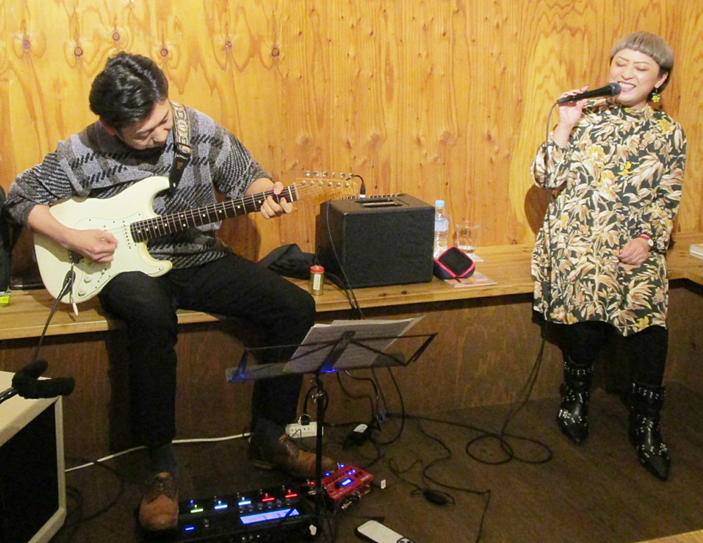 ジャズからロックまで、ギターと歌とで、みんなを愉しませパワーをくれる生演奏です