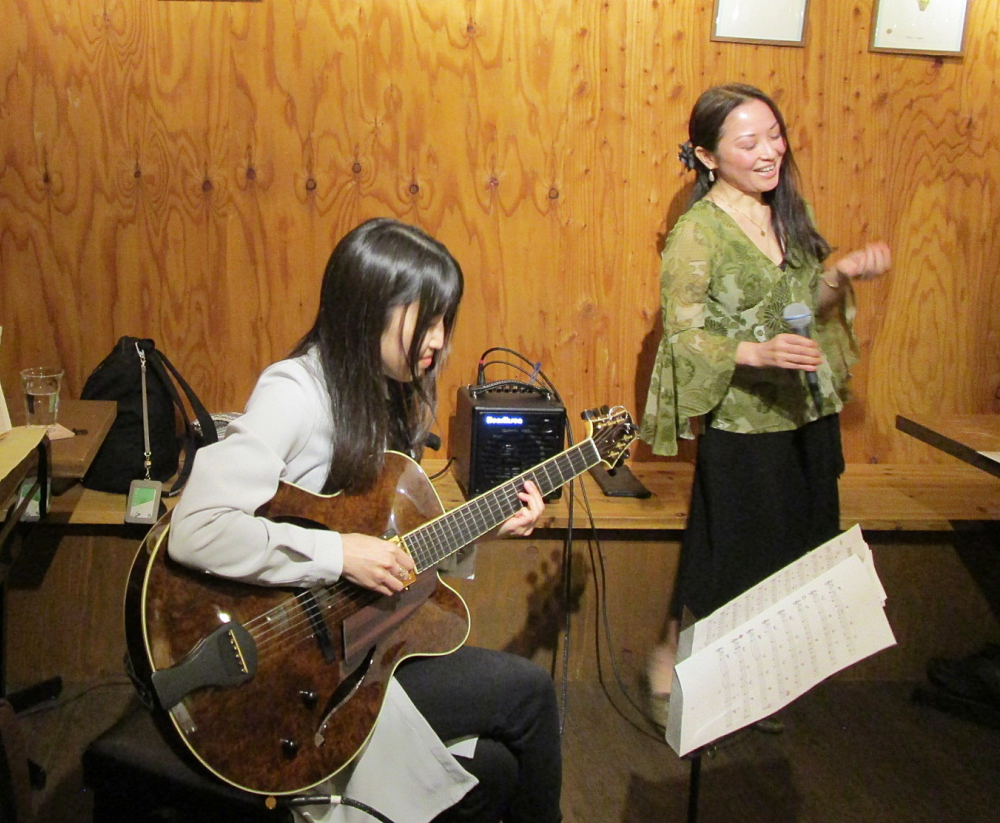 映画もスウィングダンスもこよなく愛するジャズシンガーによる踊りたくなるジャズライヴです