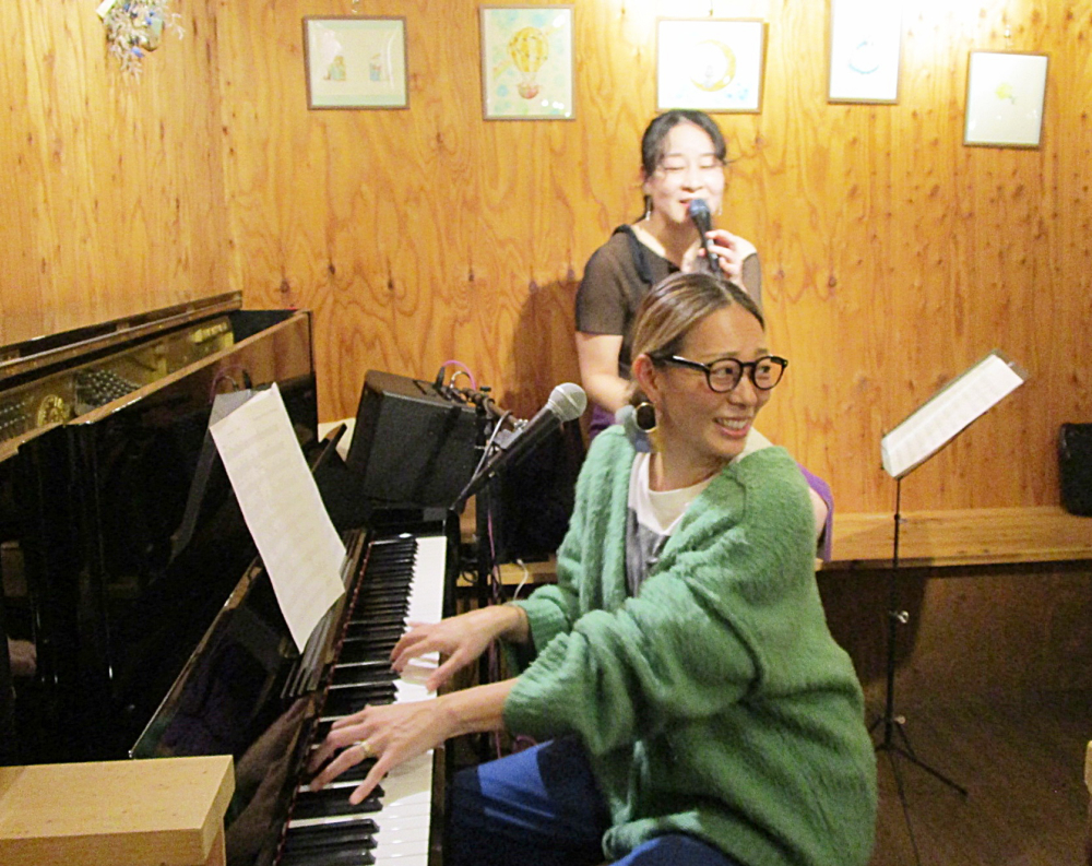 ここちよい雰囲気の中繰り広げられる、ゆったりまったりな生演奏です
