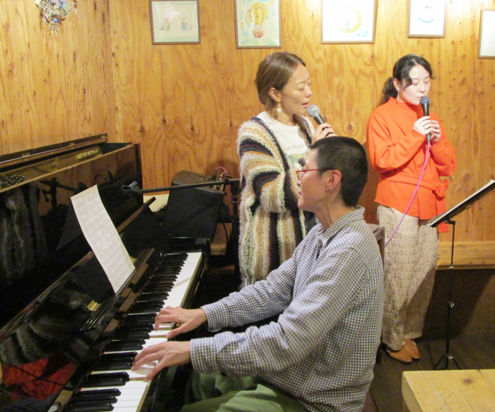 ここちよい雰囲気の中繰り広げられる、ゆったりまったりな生演奏です