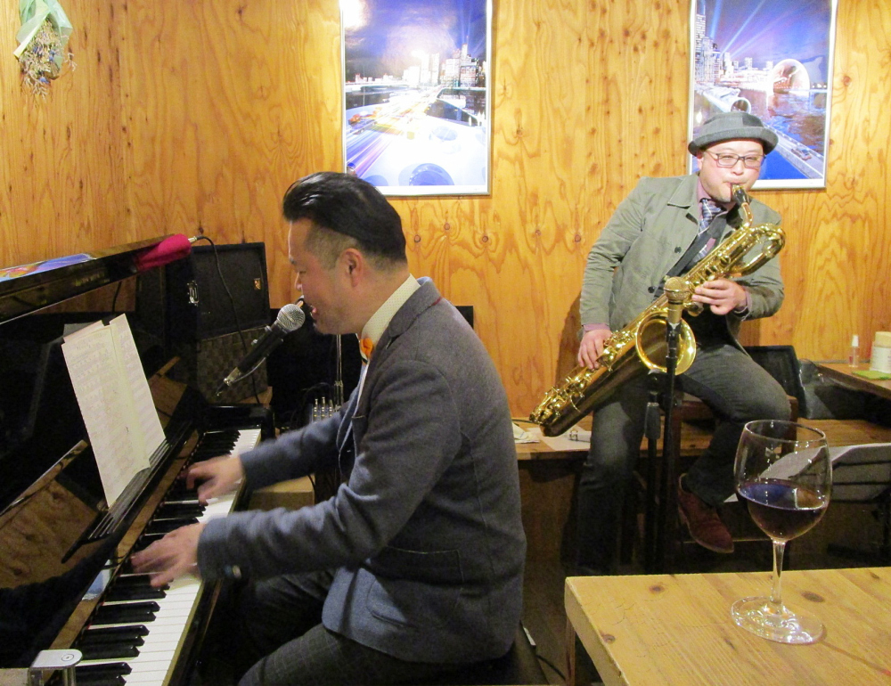 魅力あふれる低音の音色とあふれる“おもてなし”で彩るショータイムな生演奏です