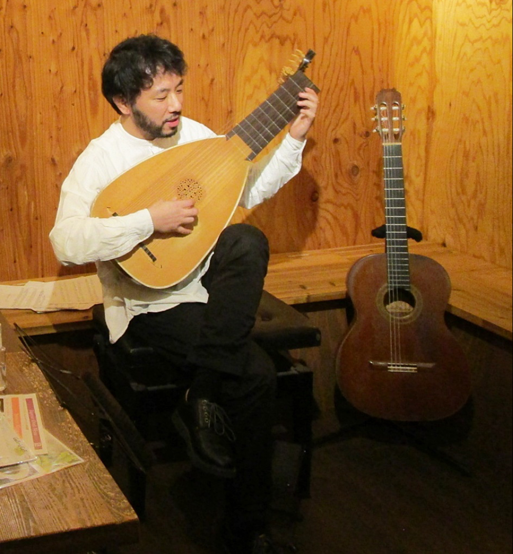 世界の多様なギターサウンドが、そして時代をもクロスオーバーするソロギター＆リュートの生演奏です
