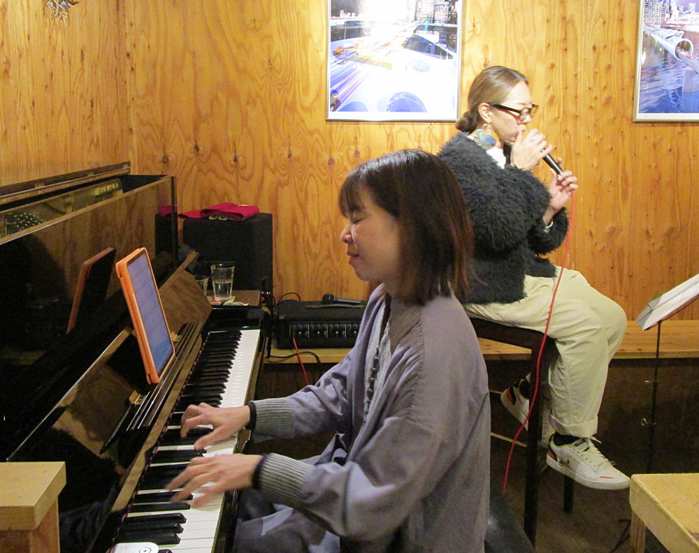 カフェテーブルで大人の会話を愉しむような、歌とピアノの生演奏です