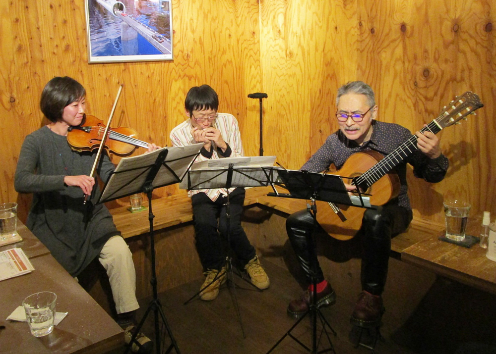 ブラジルサッカーのような芸術的音回しのアコースティックアンサンブルの生演奏です