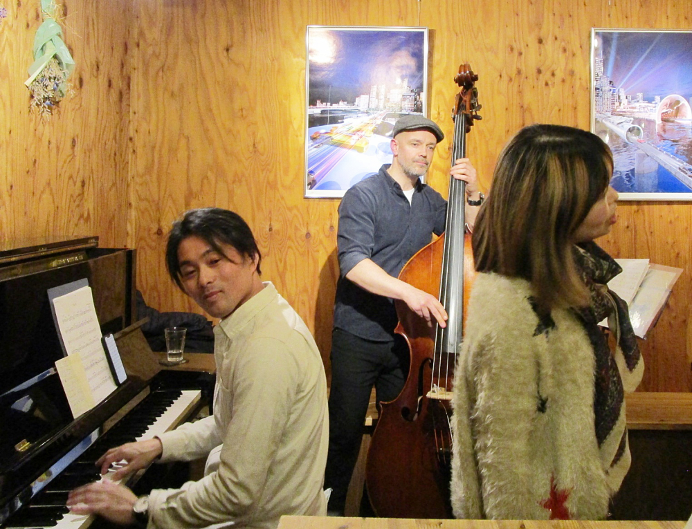 ベースとピアノのデュオでのカームでソフィスティケートなジャズの生演奏です