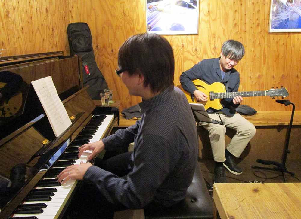 遊び心豊かな演奏で、色彩豊かな世界へ引き込んでいく“ジャズ”の生演奏です