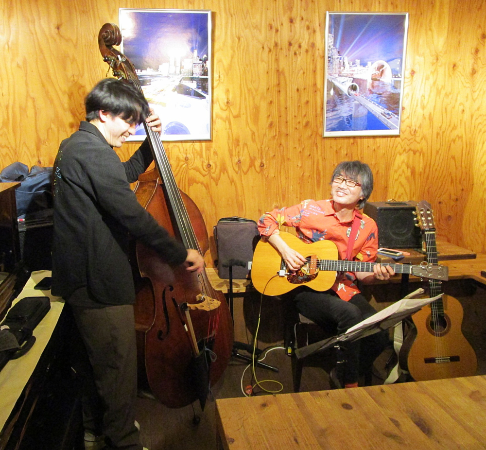 “爪弾き”で奏でる２弦楽器による心地よい生演奏ジャズです