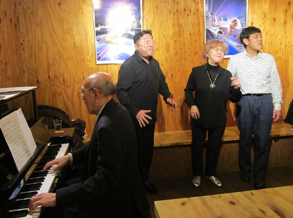 （今回は）男女３声のハーモニーを生声で味わう贅沢な生演奏ジャズです