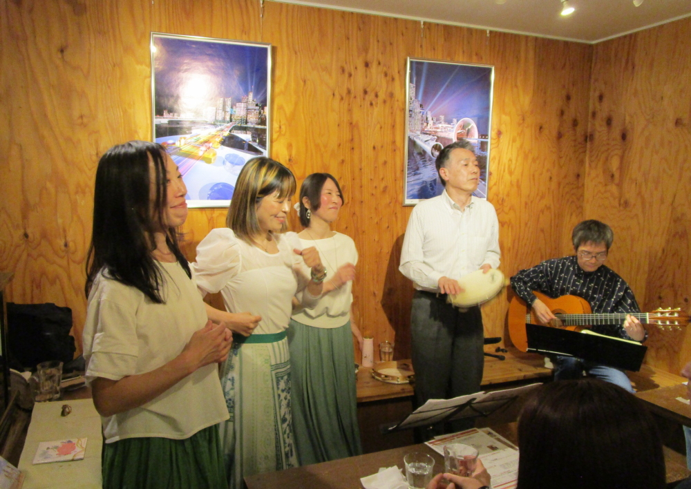 世界でも珍しい、女性三声のハーモニーで爽やかに軽やかに“うねる”ブラジル音楽の生演奏です