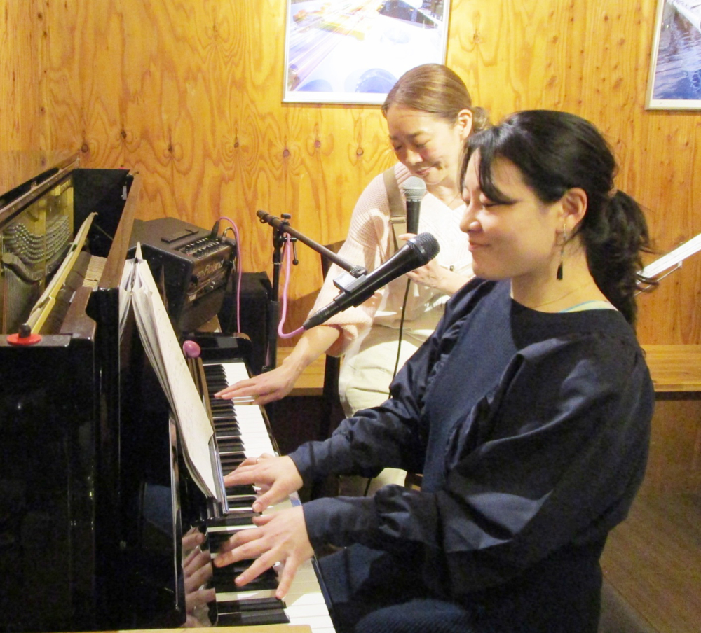 ここちよい雰囲気の中繰り広げられる、ゆったりまったりな生演奏です