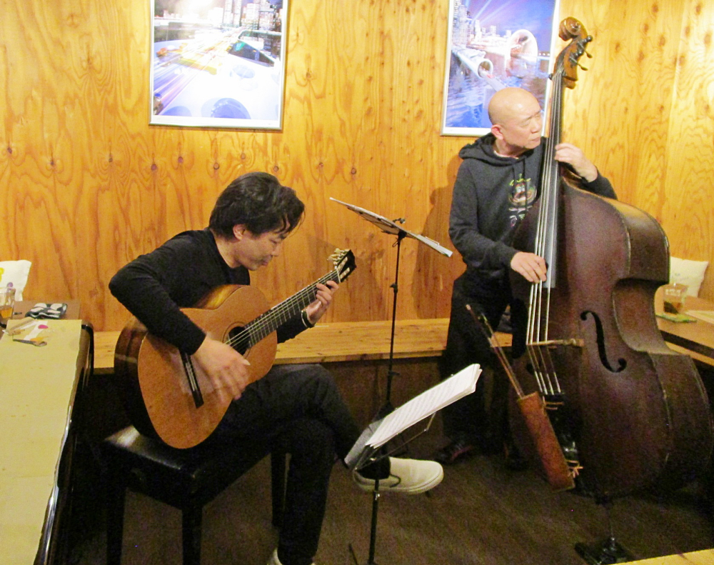 ギターとベースの生音のあまたの音色と響きと音でプレイするジャズの生演奏です